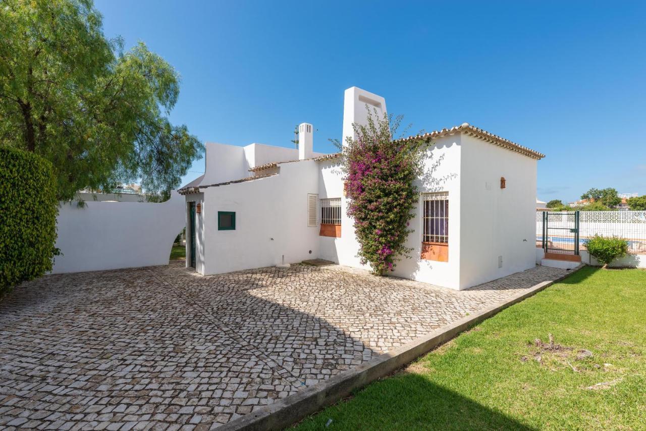 Oura Family House *